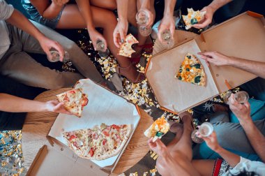 Hadi parti başlasın! Grup Genç insan birlikte eğleniyor resim kırpılmış. Büyük ışık odada şampanya ve pizza ile oturuyor. Büyük şirket yakın arkadaşım tatil kutluyor.