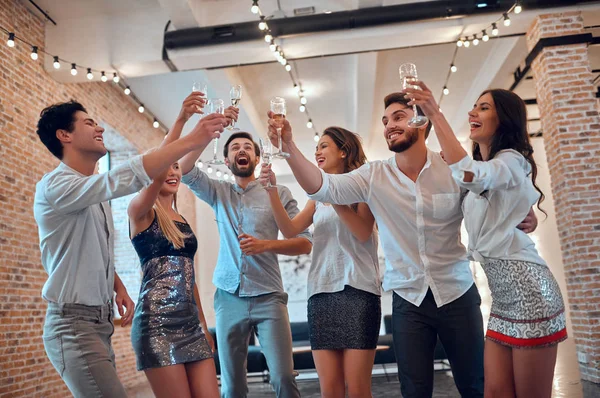 Hadi Parti Başlasın Bir Grup Genç Insan Birlikte Eğleniyor Şampanya — Stok fotoğraf