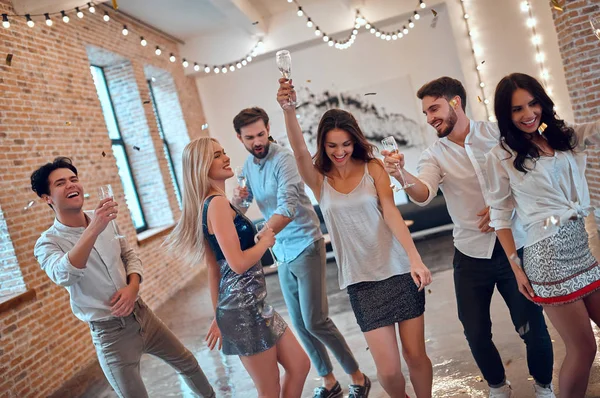 Niech Rozpocznie Się Party Grupa Młodych Ludzi Wspólna Zabawa Taniec — Zdjęcie stockowe