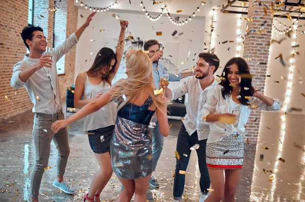 Que Fête Commence Groupe Jeunes Qui Amusent Ensemble Danse Dans — Photo