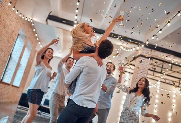 Que Empiece Fiesta Grupo Jóvenes Divirtiéndose Juntos Bailando Gran Sala — Foto de Stock