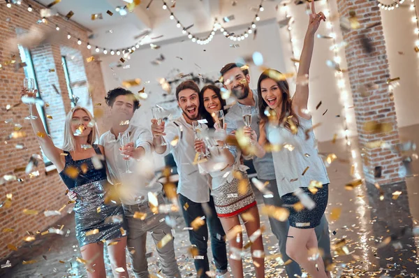 Que Empiece Fiesta Grupo Jóvenes Divirtiéndose Juntos Bailando Gran Sala — Foto de Stock