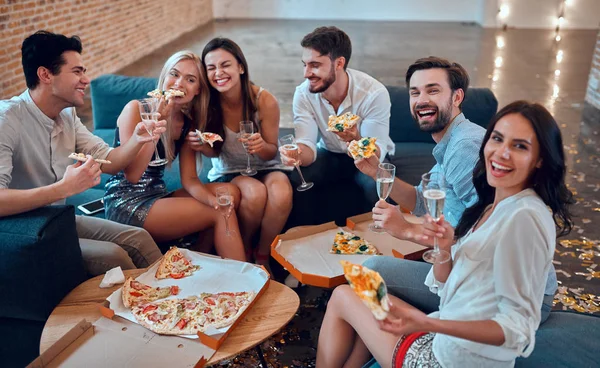 파티를 재미를 사람의 그룹입니다 샴페인과 피자와 라이트 가까운 친구의 회사에서 — 스톡 사진