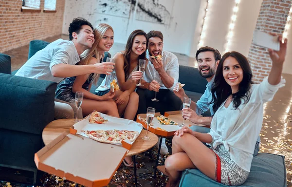 Que Comece Festa Grupo Jovens Divertindo Juntos Sentado Uma Grande — Fotografia de Stock