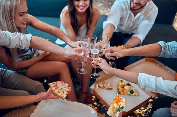 Que Comece Festa Imagem Cortada Grupo Jovens Divertindo Juntos Sentado — Fotografia de Stock