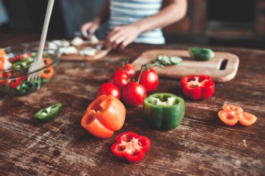 Çekici genç kadın kırpılmış görüntü üzerinde mutfak yemek pişiriyor. Salata çatalı. Sağlıklı yaşam konsepti.