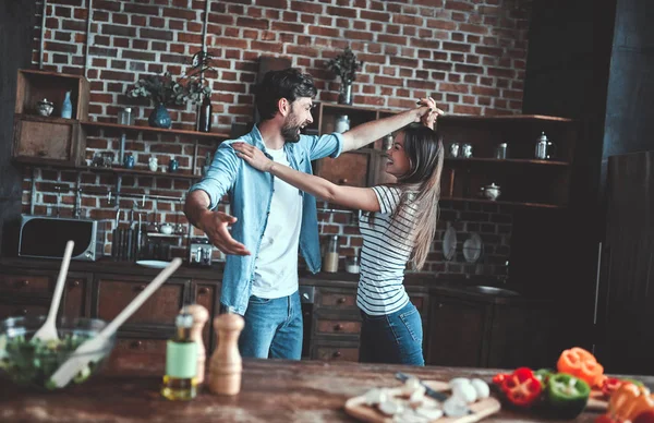 Romantyczna Para Jest Gotowanie Kuchni Przystojny Mężczyzna Atrakcyjna Młoda Kobieta — Zdjęcie stockowe
