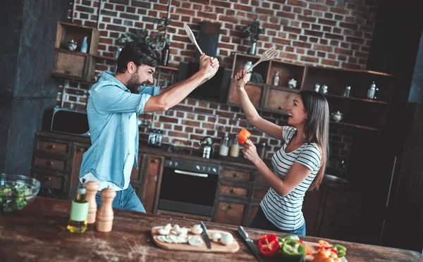 Casal Romântico Está Cozinhando Cozinha Bonito Homem Atraente Jovem Mulher — Fotografia de Stock