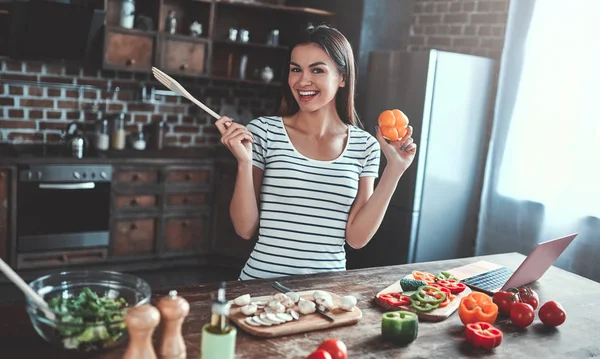 Jovem Atraente Está Cozinhando Cozinha Fazer Salada Conceito Estilo Vida — Fotografia de Stock