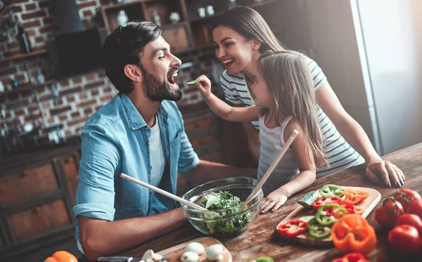 Mãe Pai Filha Estão Cozinhar Cozinha Feliz Conceito Família Homem — Fotografia de Stock