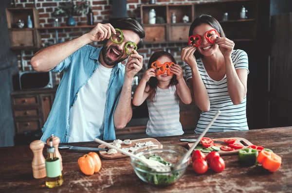 Mãe Pai Filha Estão Cozinhar Cozinha Feliz Conceito Família Homem — Fotografia de Stock