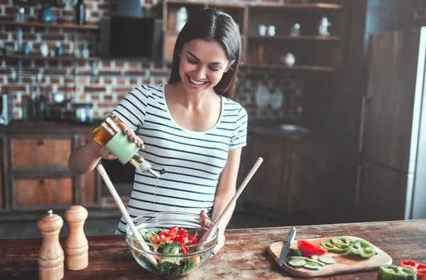 Jovem Atraente Está Cozinhando Cozinha Fazer Salada Conceito Estilo Vida — Fotografia de Stock