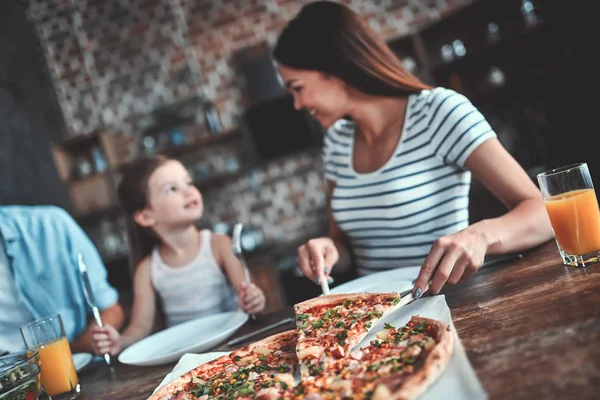 Mãe Pai Filha Estão Comer Juntos Cozinha Conceito Família Feliz — Fotografia de Stock