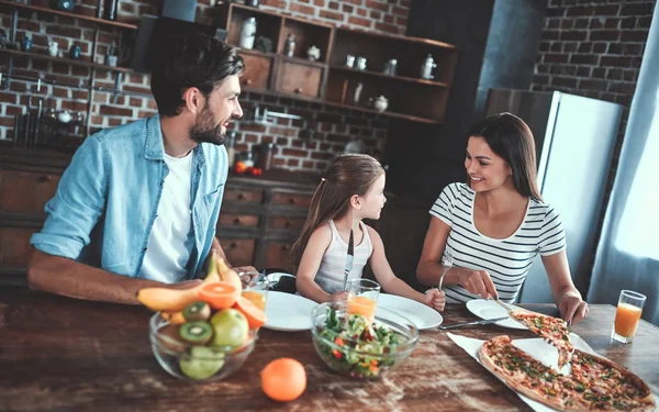 Mãe Pai Filha Estão Comer Juntos Cozinha Conceito Família Feliz — Fotografia de Stock