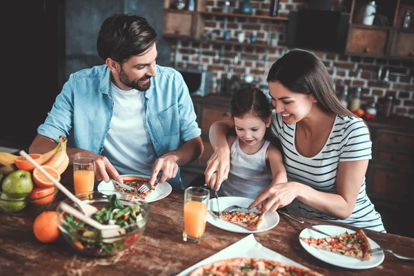 Mamá Papá Hija Están Comiendo Juntos Cocina Concepto Familia Feliz — Foto de Stock