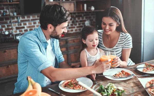 Mãe Pai Filha Estão Comer Juntos Cozinha Conceito Família Feliz — Fotografia de Stock