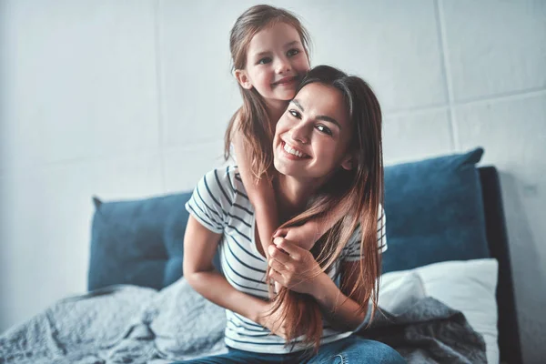 Mujer Joven Agresiva Pequeña Hija Linda Están Pasando Tiempo Juntos —  Fotos de Stock