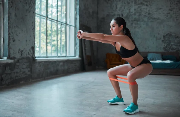 Jovem Mulher Esportiva Está Fazendo Exercícios Casa Mulher Sexy Com — Fotografia de Stock