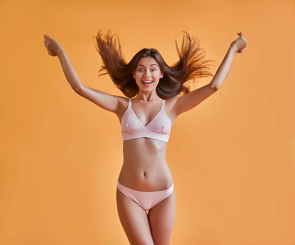 Ahoj Léto Atraktivní Mladá Žena Plavky Izolované Oranžové Pozadí Šťastná — Stock fotografie