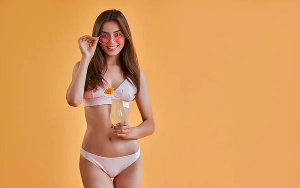 Hallo Sommer Attraktive Junge Frau Badebekleidung Isoliert Auf Orangefarbenem Hintergrund — Stockfoto