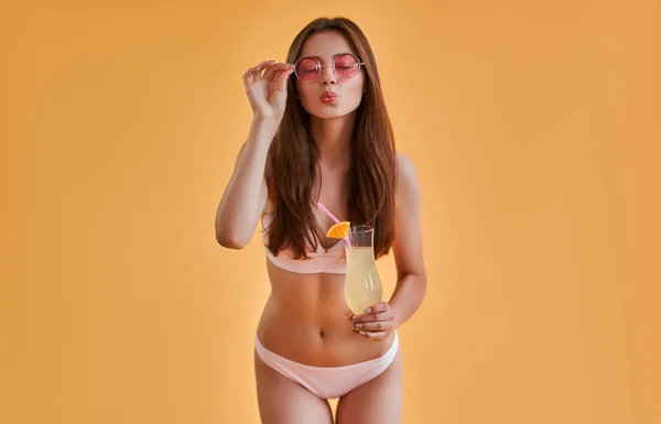 Hola Verano Atractiva Joven Traje Baño Aislado Sobre Fondo Naranja — Foto de Stock