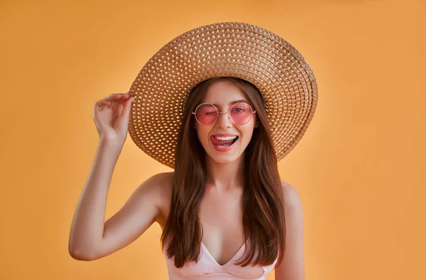 Hola Verano Atractiva Joven Traje Baño Aislado Sobre Fondo Naranja — Foto de Stock