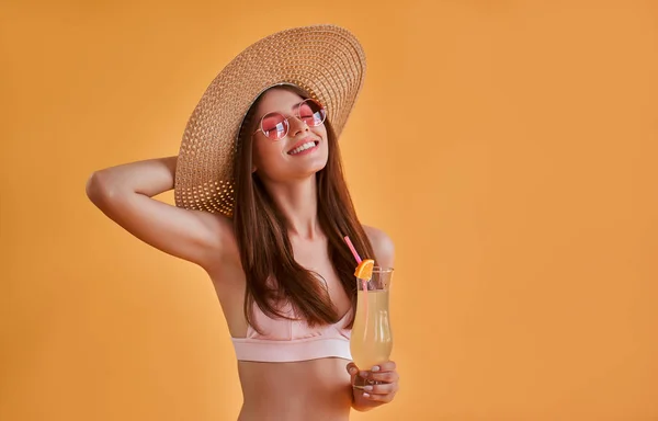 Hallo Sommer Attraktive Junge Frau Badebekleidung Isoliert Auf Orangefarbenem Hintergrund — Stockfoto