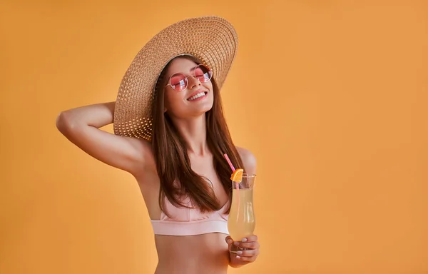 Hola Verano Atractiva Joven Traje Baño Aislado Sobre Fondo Naranja — Foto de Stock