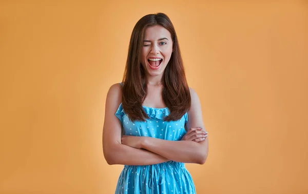 Atractiva Joven Aislada Sobre Fondo Naranja Chica Feliz Vestido Azul — Foto de Stock