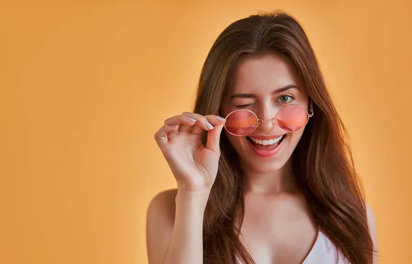 Hej Sommaren Attraktiv Ung Kvinna Badkläder Isolerad Orange Bakgrund Lycklig — Stockfoto