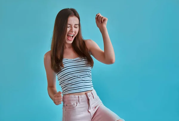 Atractiva Joven Aislada Sobre Fondo Azul Retrato Niña Feliz Bailando — Foto de Stock