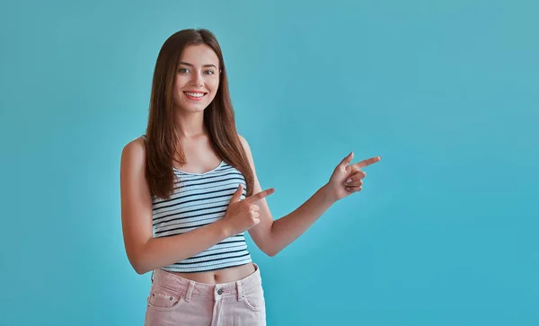 Atractiva Joven Aislada Sobre Fondo Azul Chica Feliz Está Posando — Foto de Stock
