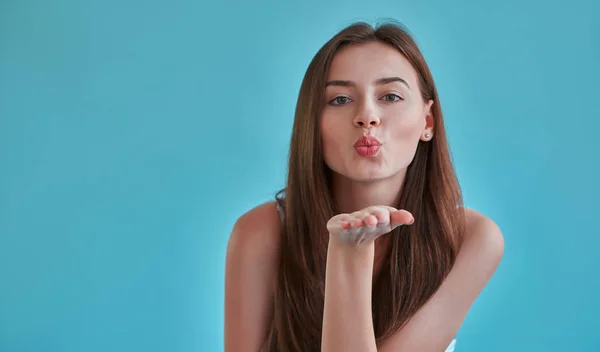 Jovem Atraente Isolada Fundo Azul Retrato Menina Feliz Posando Soprando — Fotografia de Stock