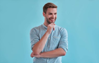 Yakışıklı adam izole. Mavi arka plan üzerinde poz şık genç adam.