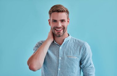 Yakışıklı adam izole. Mavi arka plan üzerinde poz şık genç adam.