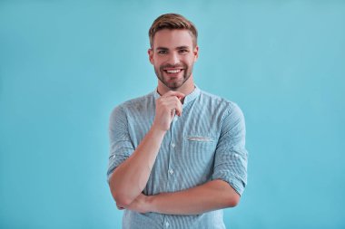 Yakışıklı adam izole. Mavi arka plan üzerinde poz şık genç adam.