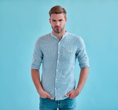 Yakışıklı adam izole. Mavi arka plan üzerinde poz şık genç adam.