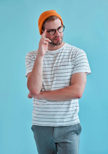 Hombre Apuesto Aislado Elegante Joven Con Gafas Está Posando Sobre —  Fotos de Stock