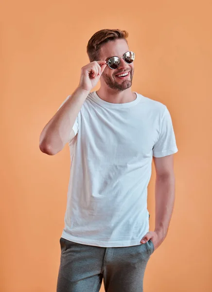 Yakışıklı Adam Izole Gözlük Şık Genç Adam Turuncu Arka Plan — Stok fotoğraf