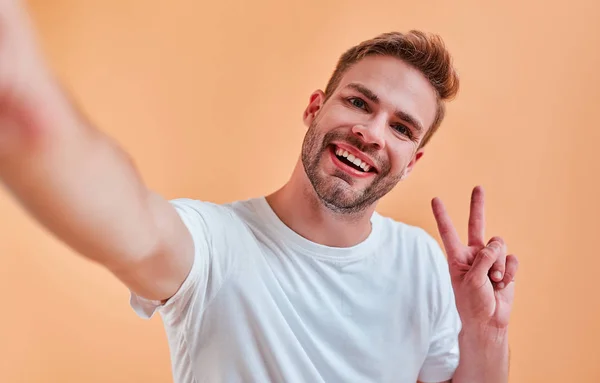 Knappe Man Geïsoleerd Stijlvolle Jonge Man Poseren Maken Selfie Oranje — Stockfoto