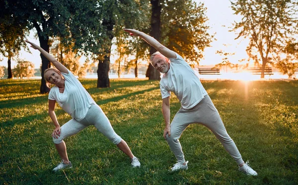 Üst Düzey Çift Açık Havada Spor Yapıyor Parkta Gündoğumu Sırasında — Stok fotoğraf
