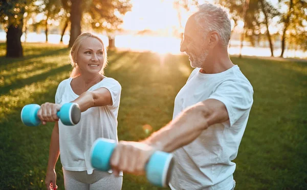 Senior Paar Doet Sport Buitenshuis Die Zich Uitstrekt Park Tijdens — Stockfoto