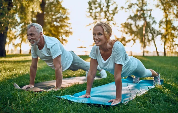 Senior Paar Doet Sport Buitenshuis Die Zich Uitstrekt Park Tijdens — Stockfoto