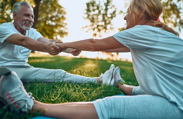 Cuplul Vârstă Face Sport Aer Liber Întinde Parc Timpul Răsăritului — Fotografie, imagine de stoc