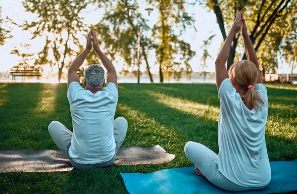 Senior Couple Doing Sport Outdoors Stretching Park Sunrise Doing Yoga — Stock Photo, Image