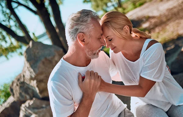 Seniorenpaar Verbringt Zeit Gemeinsam Freien Bärtiger Schöner Mann Und Attraktive — Stockfoto