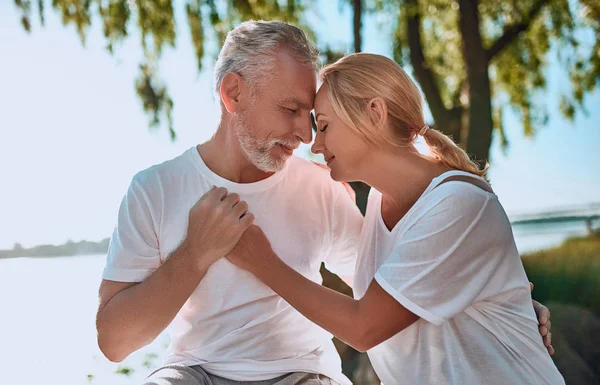 Seniorenpaar Verbringt Zeit Gemeinsam Freien Bärtiger Schöner Mann Und Attraktive — Stockfoto