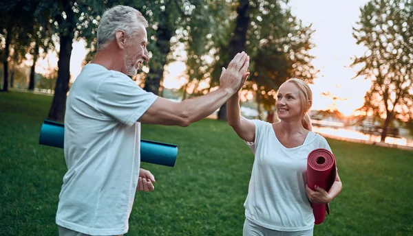 Senior Paar Doet Sport Buitenshuis Permanent Met Yoga Tapijt Handen — Stockfoto