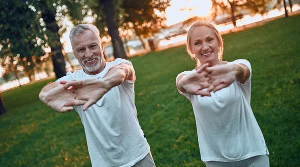 Senior Couple Doing Sport Outdoors Stretching Park Sunrise — Stock Photo, Image