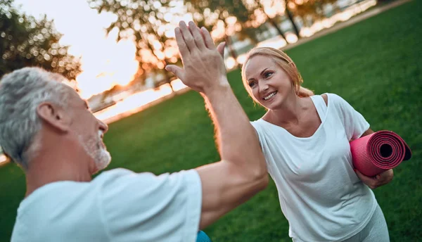 Casal Sénior Está Praticar Desporto Livre Com Tapete Ioga Nas — Fotografia de Stock